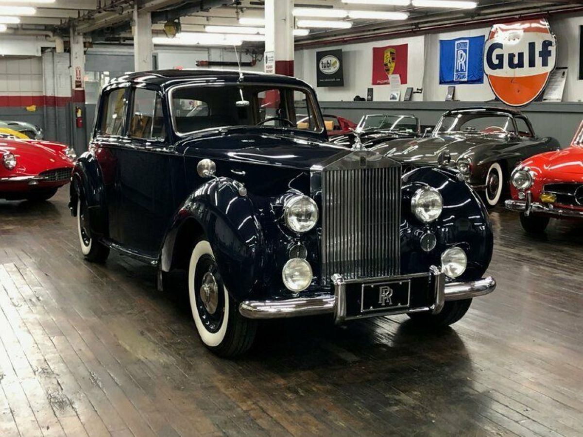 The Silver Dawn, launched in 1947, was an evolution of the pre-war Rolls-Royce. 1950 Rolls-Royce Silver Spirit/Spur/Dawn