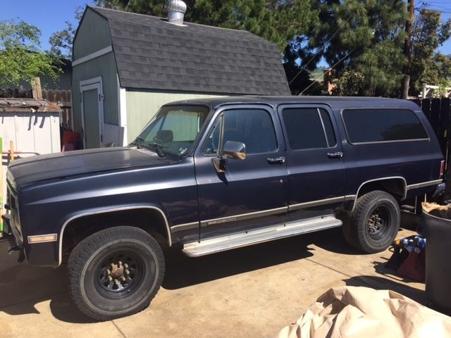 this is a complete truck less engine and trans, this is a 2500 1989 GMC Suburban suburban