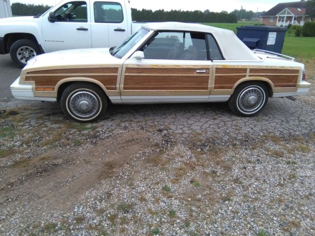 1984 Chrysler LeBaron Town & Country - photo 2