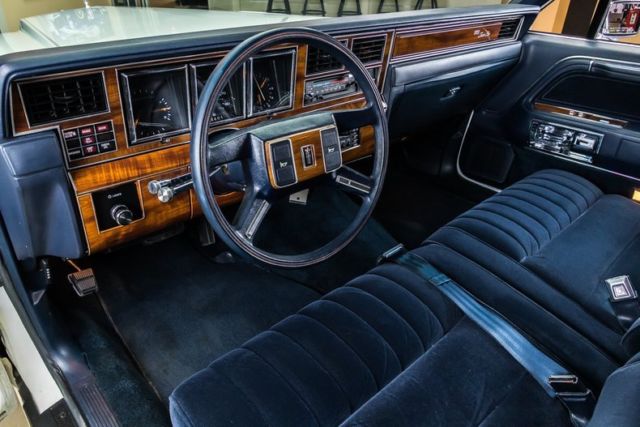 1989 Lincoln Town Car - photo 2