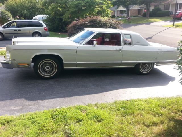 1977 Lincoln Continental Town Coupe' - photo 3