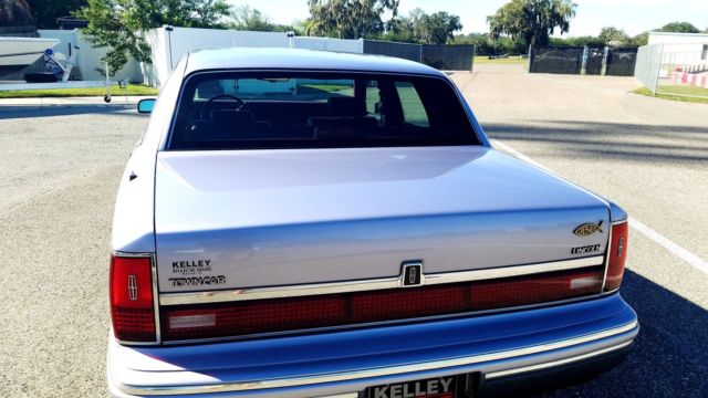 1994 Lincoln TOWNCAR - GARAGE FIND Signature Sedan 4-Door - photo 10