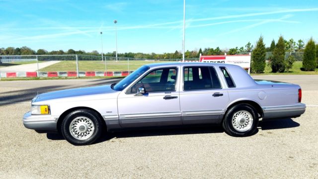 1994 Lincoln TOWNCAR - GARAGE FIND Signature Sedan 4-Door - photo 11