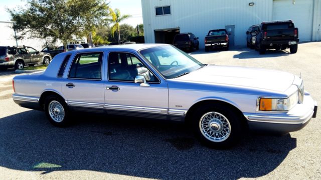 1994 Lincoln TOWNCAR - GARAGE FIND Signature Sedan 4-Door - photo 3