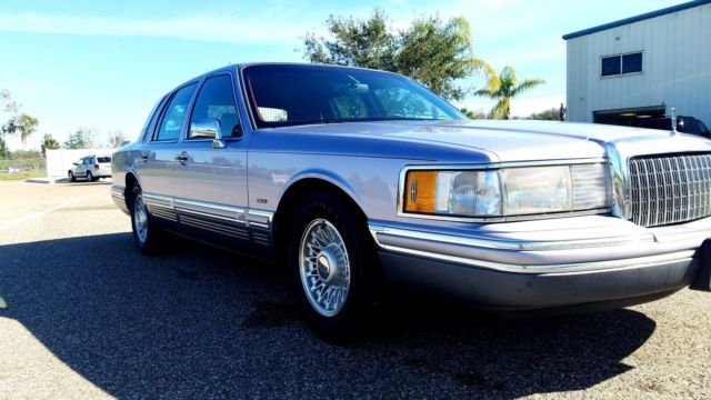 1994 Lincoln TOWNCAR - GARAGE FIND Signature Sedan 4-Door - photo 9