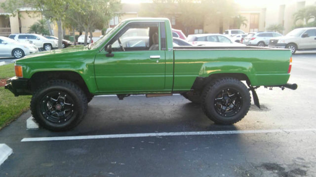 TOYOTA PICK UP TRUCK 4WD SHORT BED 5 SPEED 1988 Toyota PICK UP SHORT BED