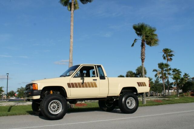 TOYOTA PICKUP TRUCK XTRA CAB 4X4 ULTRA LOW MILEAGE INCREDIBLE FIND NICEST AVAIL 1985 Toyota Other