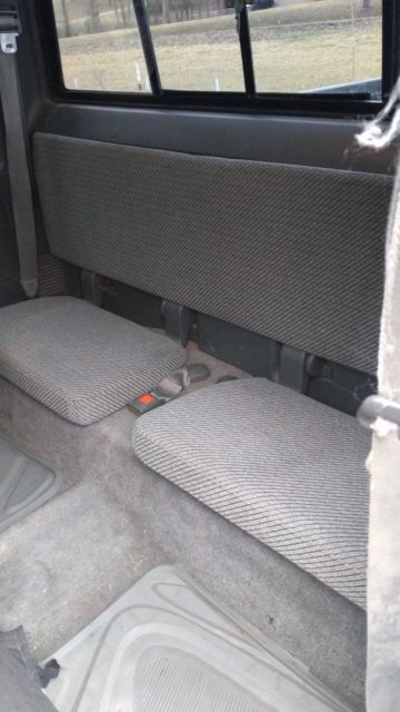 1993 Toyota Tacoma 2 door long bed, side vent windows in front - photo 3