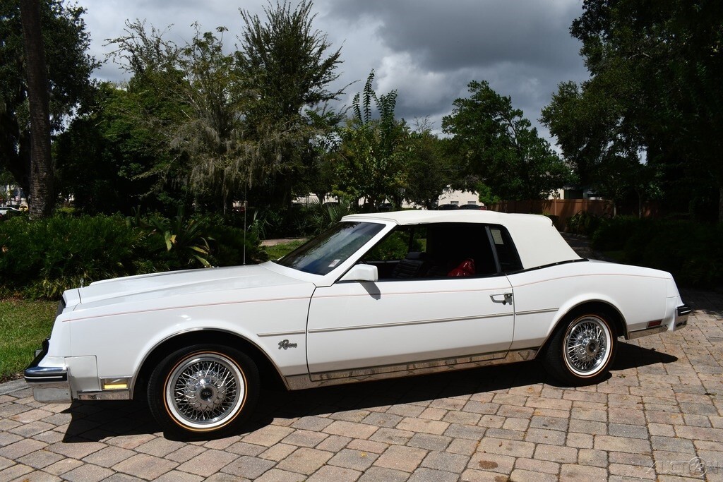 1982 Buick Riviera Amazing Stunning color combo a/c Loaded 15144 miles Pristine - photo 3