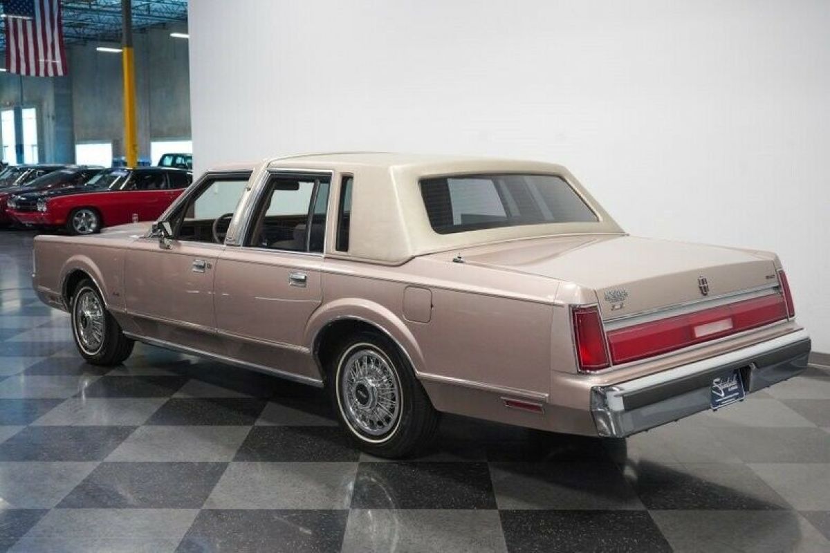 1986 Lincoln Town Car - photo 10