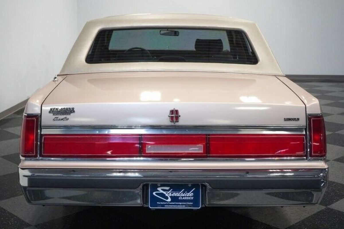 1986 Lincoln Town Car - photo 12