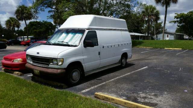 Van Ford Econoline E-250 Set Up for Pet Grooming 1993 Ford E-Series Van 250