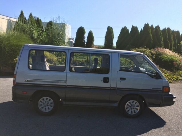 1987 Mitsubishi Van LS - photo 2