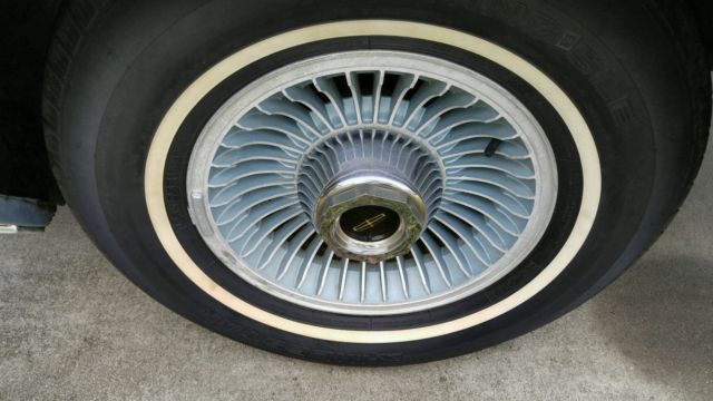 1978 Lincoln Mark Series 2 door coupe, moonroof, AM/FM/8 track, CB radio - photo 2