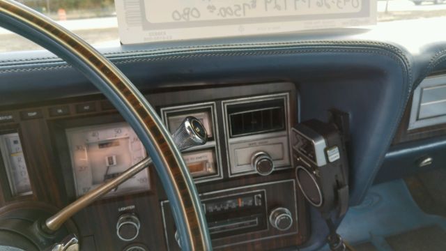 1978 Lincoln Mark Series 2 door coupe, moonroof, AM/FM/8 track, CB radio - photo 9