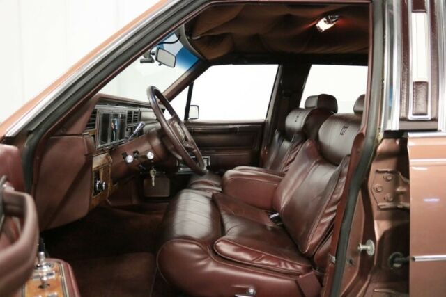 1985 Lincoln Town Car Signature Series - photo 5