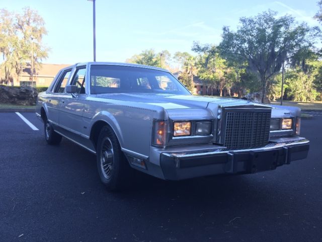 1987 Lincoln Town Car - photo 2