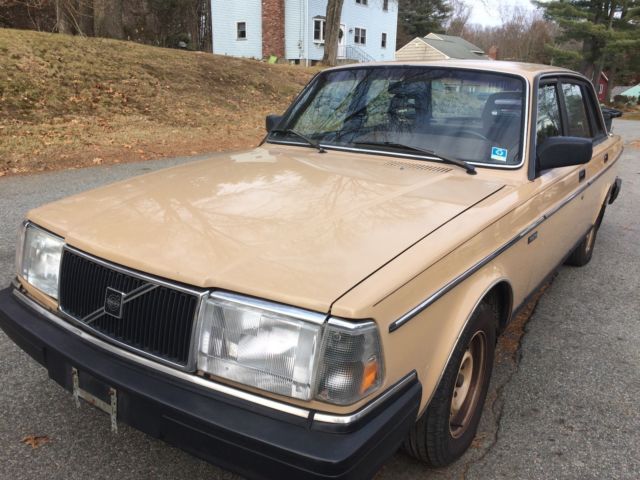 Volvo 240 1986 tan under 90k miles nice shape in & out runs very well automatic 1986 Volvo 240 4 door sedan