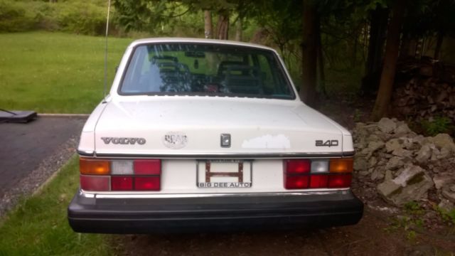 Volvo 240 - 1993 -Last Year Made! Family Owned! Clean Title! Needs to be towed. 1993 Volvo 240