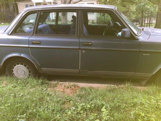 1986 Volvo 240 DL - four door sedan - photo 4