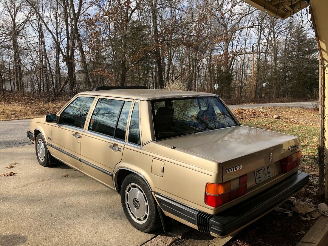 VOLVO 760 SEDAN 1987 Volvo 760