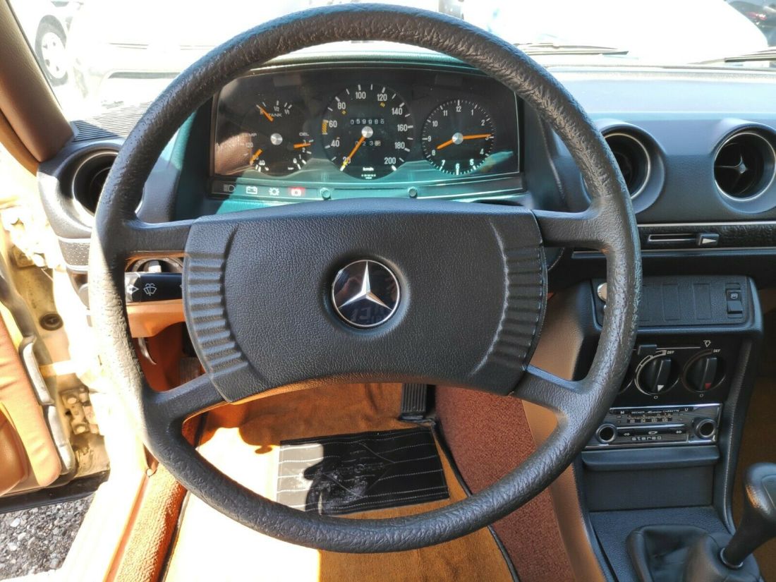 1976 Mercedes-Benz 200-Series - photo 2