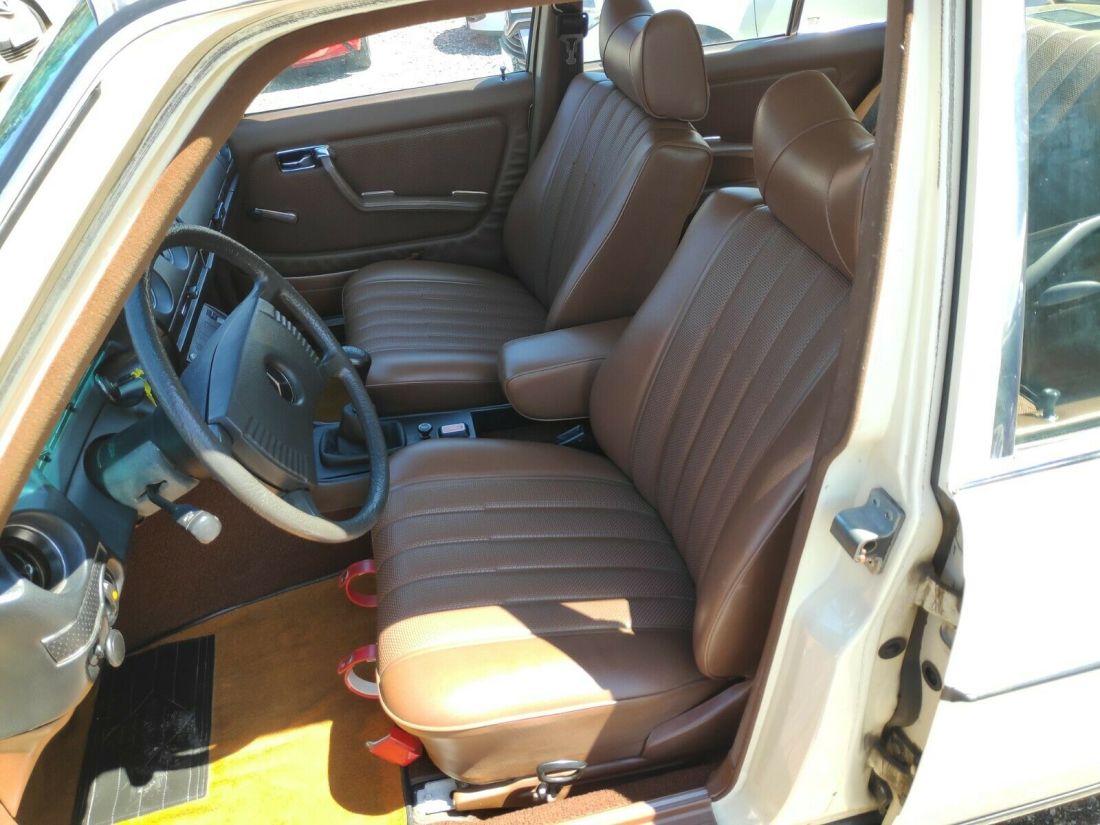 1976 Mercedes-Benz 200-Series - photo 3