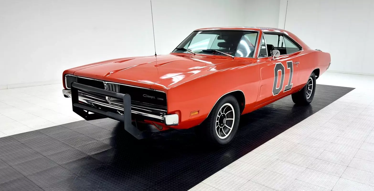 Well Done Tribute/440ci 4bbl V8/A727 TorqueFlite Auto/Dixie Horn/8 1/4" Axle 1969 Dodge Charger Hardtop