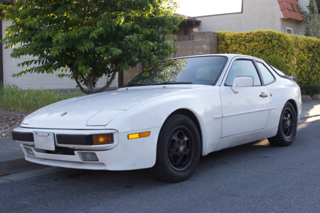 White 944S 16v "16 ventiller" coupe in very good condition. Road-ready. 1988 Porsche 944 S