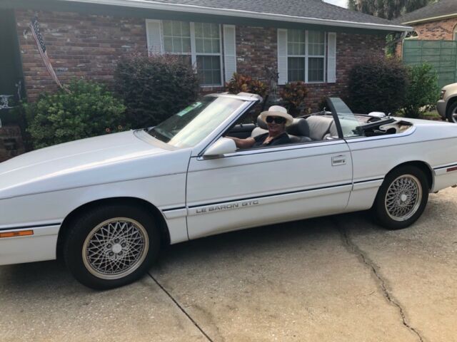 White Chrysler Lebaron GT convertible 1991 ONLY 26,000 miles!! 1991 Chrysler LeBaron