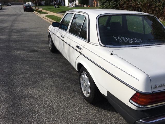 1985 Mercedes-Benz 300-Series Blue interior - photo 3