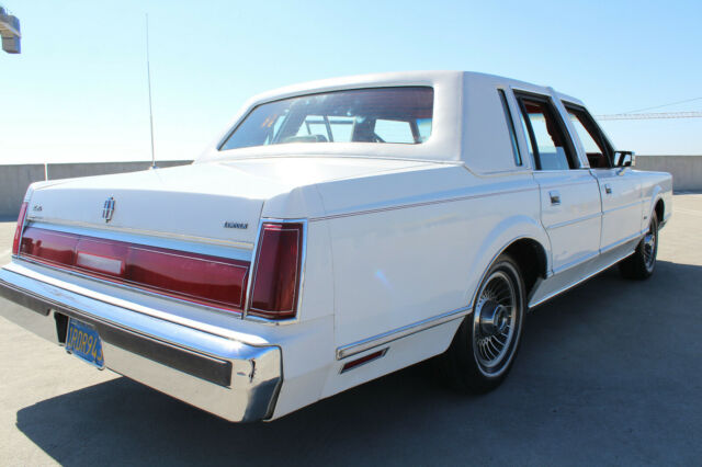 1986 Lincoln Town Car White w/ Red Leather - 1 Owner NO RESERVE - photo 2