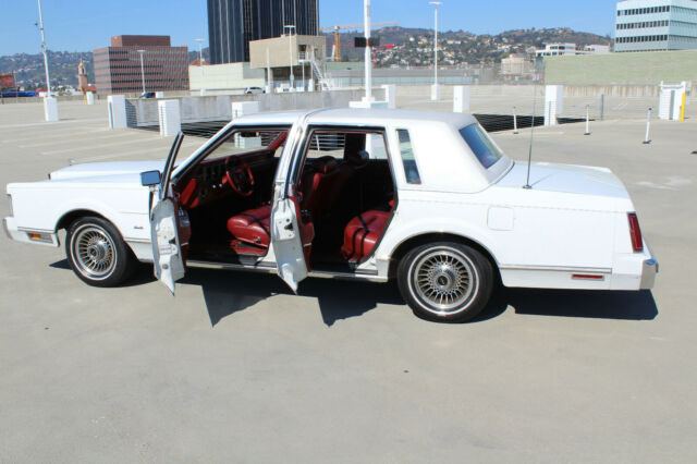 1986 Lincoln Town Car White w/ Red Leather - 1 Owner NO RESERVE - photo 3