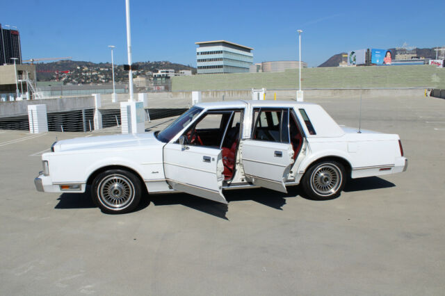 1986 Lincoln Town Car White w/ Red Leather - 1 Owner NO RESERVE - photo 4