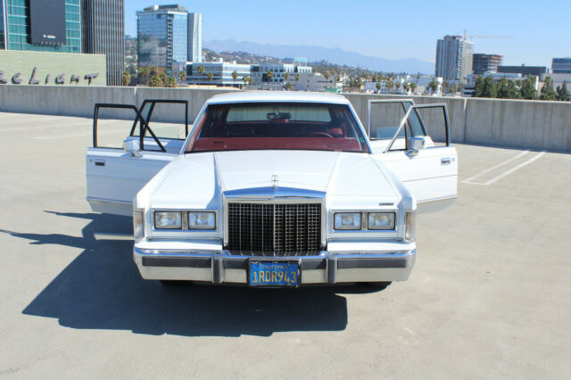 1986 Lincoln Town Car White w/ Red Leather - 1 Owner NO RESERVE - photo 5