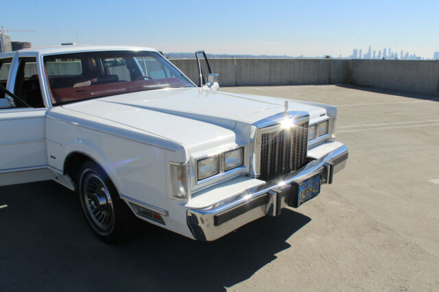 1986 Lincoln Town Car White w/ Red Leather - 1 Owner NO RESERVE - photo 6