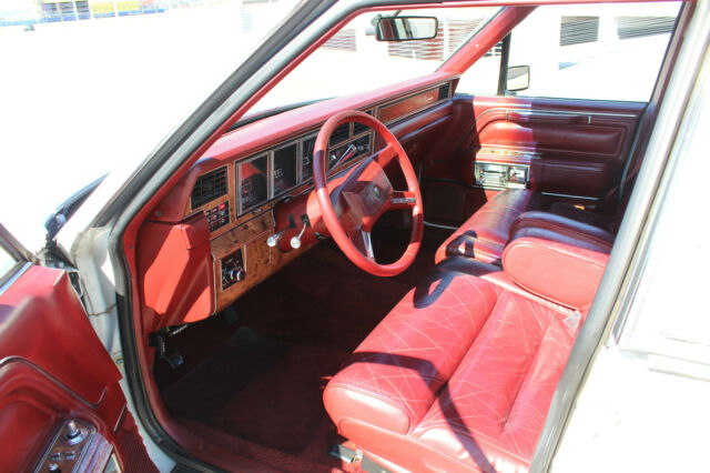 1986 Lincoln Town Car White w/ Red Leather - 1 Owner NO RESERVE - photo 7