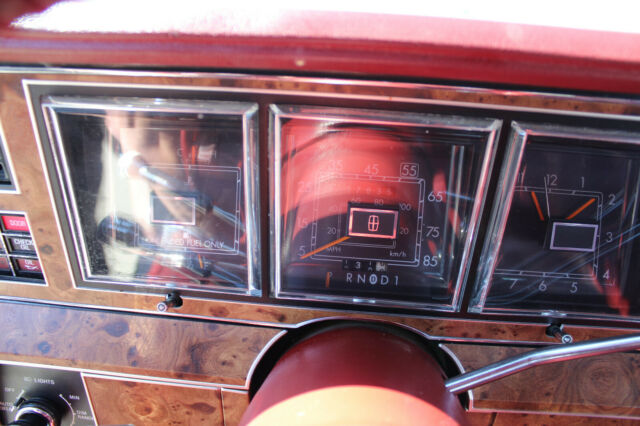 1986 Lincoln Town Car White w/ Red Leather - 1 Owner NO RESERVE - photo 8