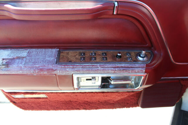 1986 Lincoln Town Car White w/ Red Leather - 1 Owner NO RESERVE - photo 9