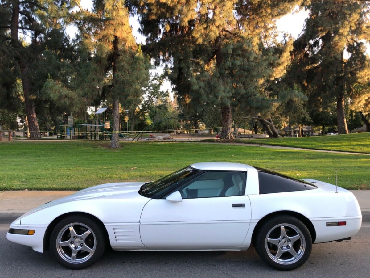 WHITE WHITE SPORT SEATS CHROMES LOW MILE CORROSION FREE EXCELLENT A TO Z BEAUTY! 1993 Chevrolet Corvette SPORT PACKAGE