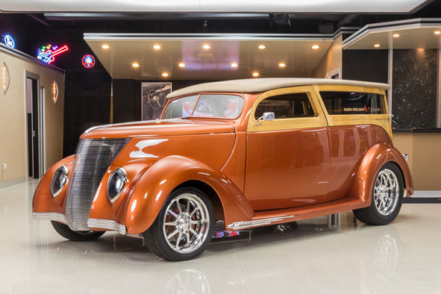 Woody Wagon! Downs Body, Custom Chassis! GM 350ci V8, 700R4, A/C, 4-Wheel Disc 1937 Ford Woody Wagon