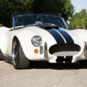 '65 Shelby Cobra replica (Factory Five): Boxer in a white linen suit