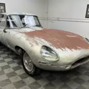 1967 JAGUAR XKE E-TYPE 2+2 COUPE. SERIES 1, 4.2 LITERS. SILVER GRAY W/ RED TRIM