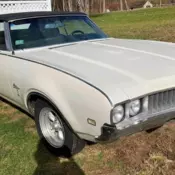 1969 Oldsmobile Cutlass White bucket seats