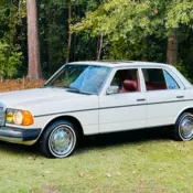 1982 Mercedes-Benz 200-Series White RWD Automatic D