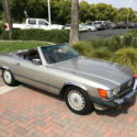 1987 MERCEDES BENZ 560 SL. CLEAN CARFAX. 94,018 MILES. NICE CAR IN GREAT COLORS.