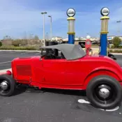 Fiberglass Body/355ci V8/Steel Hood/Edelbrock 4bbl Carb/Iconic Rod