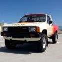 Toyota 4x4 Extra Cab SR5 pickup 5 Speed Straight Axle Fuel Injected HiLux