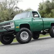 V8, 4x4, A/C, Power steering, power disc brakes. Custom bumpers and paint. Lift!